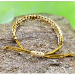 Élégance Soleil Bracelet Macramé Crème et Doré